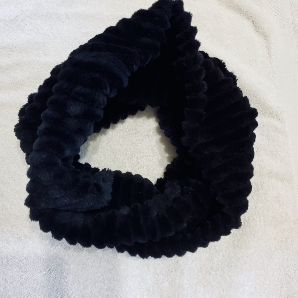 Ann Taylor infinity Faux Fur Scarf - Picture 6 of 10